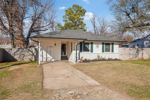 view of front of house featuring a front lawn