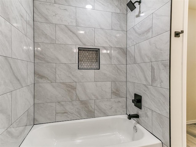 bathroom with tiled shower / bath combo