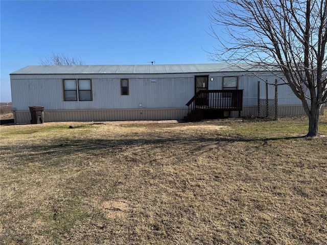 manufactured / mobile home with a front lawn