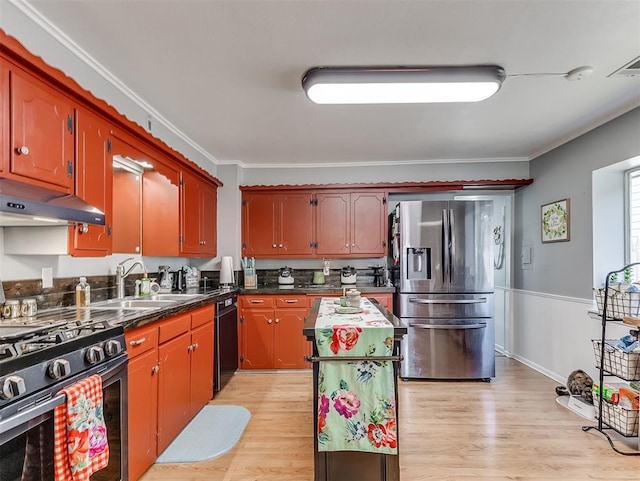 kitchen featuring sink, a center island, light wood-type flooring, and appliances with stainless steel finishes