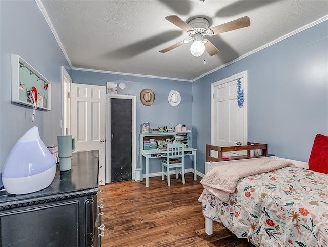 bedroom featuring a textured ceiling, dark hardwood / wood-style flooring, ceiling fan, and crown molding