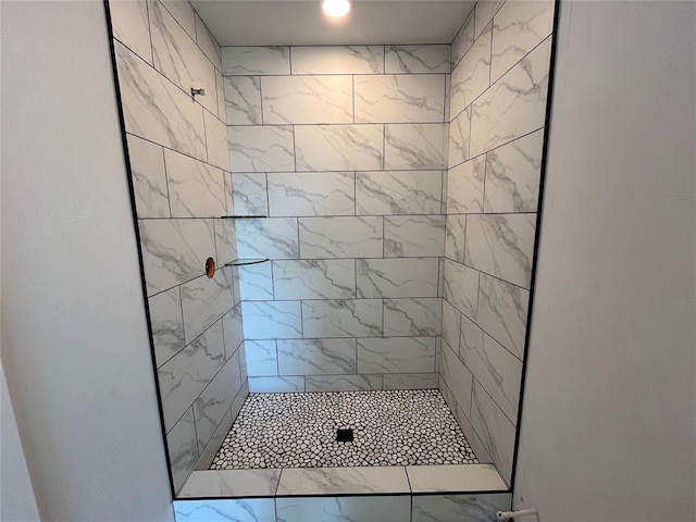 bathroom featuring tiled shower