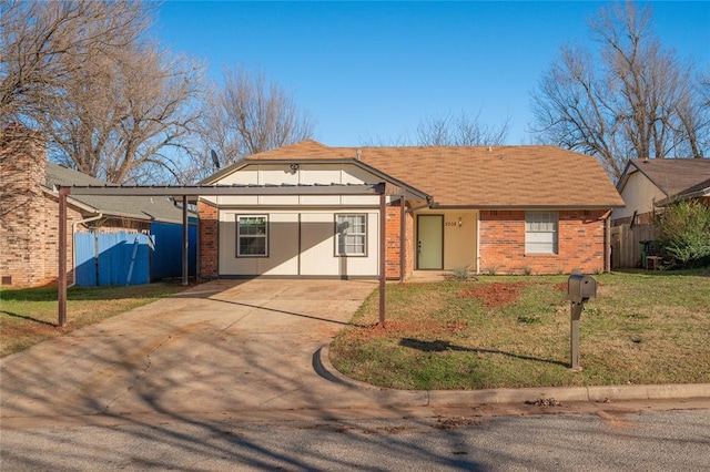 view of front of property featuring a front yard and a carport