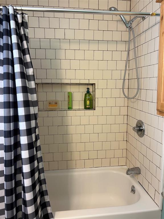 bathroom with shower / tub combo