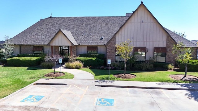 view of front of property featuring a front lawn