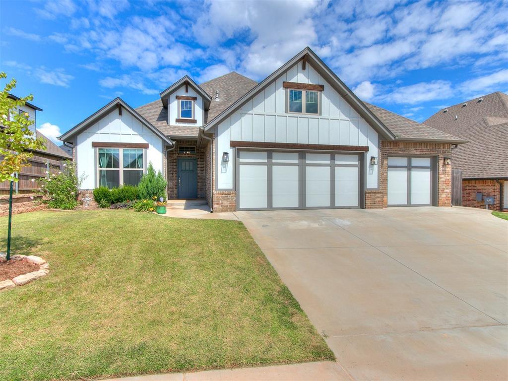 craftsman house featuring a front yard