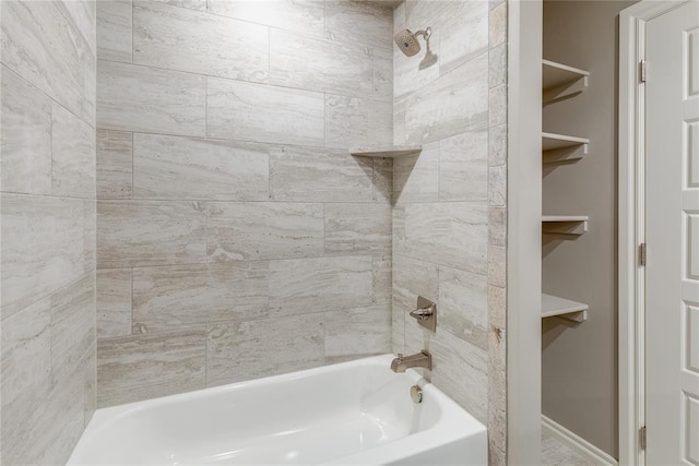 bathroom featuring tiled shower / bath