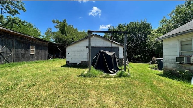 view of yard featuring an outdoor structure