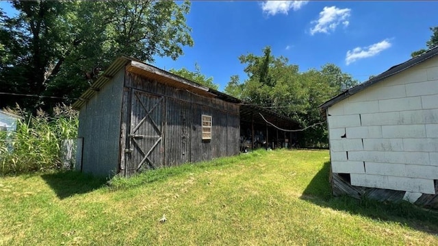 view of barn featuring a yard