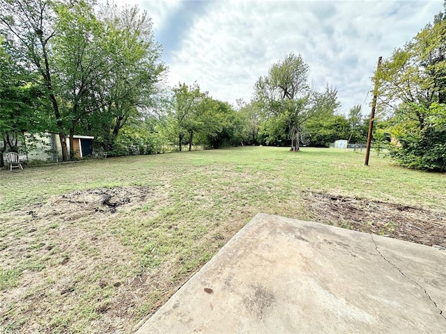 view of yard featuring a patio