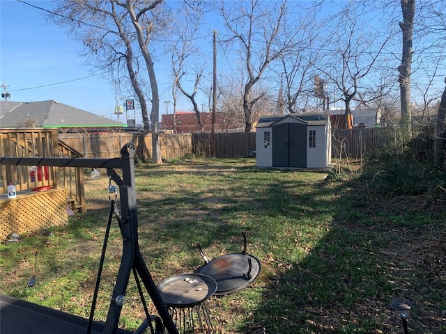 view of yard with a shed