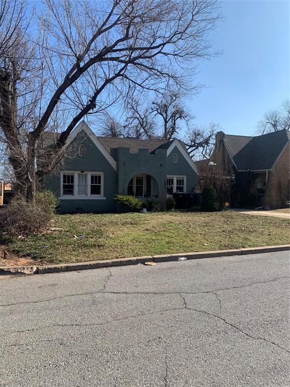 single story home featuring a front yard