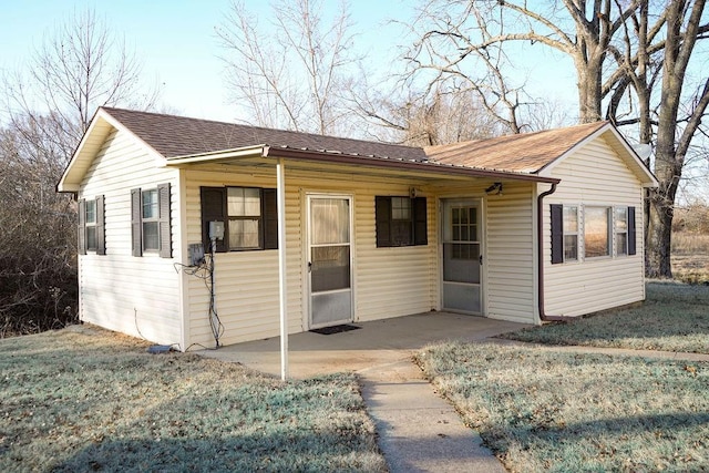 view of front of house with a front lawn