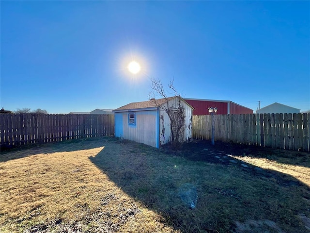 view of yard with an outbuilding