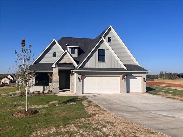 view of front of home featuring a front lawn and a garage