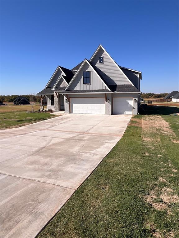 view of front of property featuring a front yard