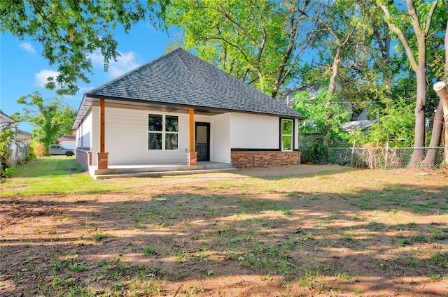 view of front of property with a front yard