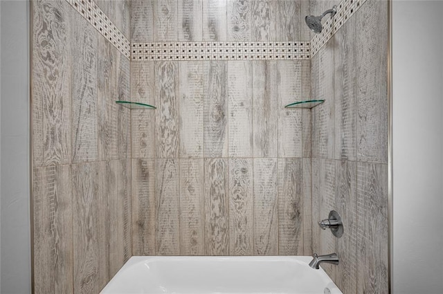 bathroom with tiled shower / bath