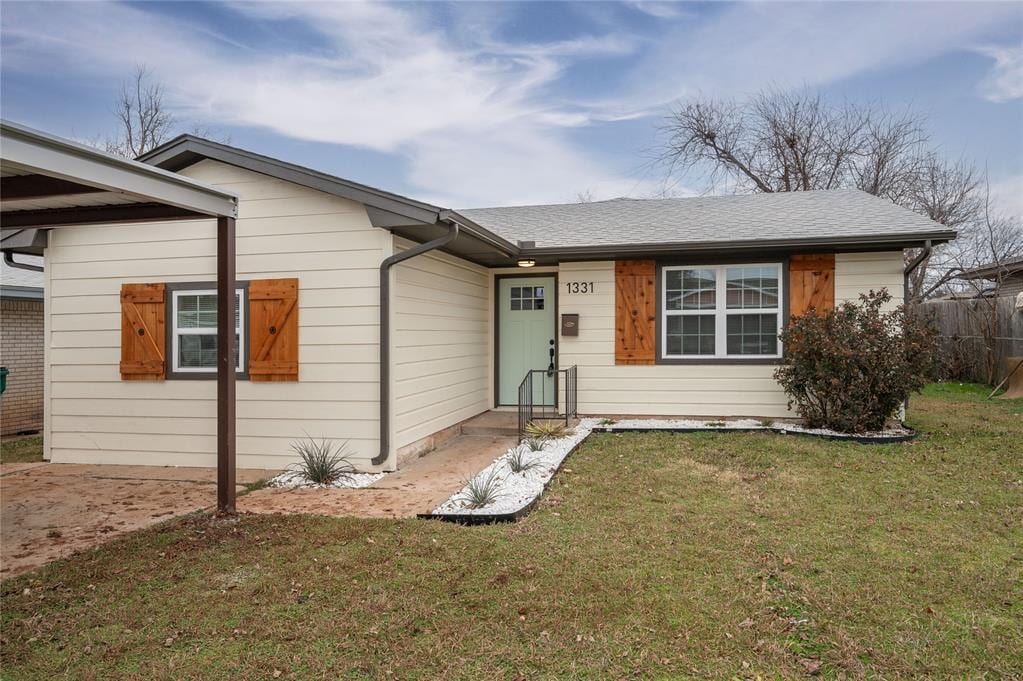 view of front of home featuring a front lawn