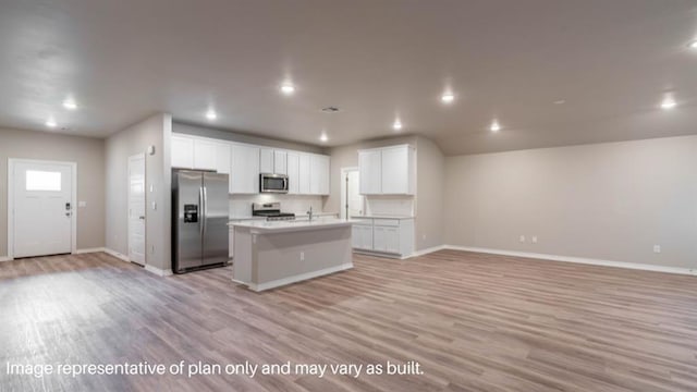 13581 Hickory Way, Edmond, OK 73025 - kitchen featuring stainless steel appliances, open floor plan, baseboards, a center island with sink, and recessed lighting