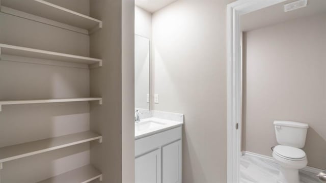 13581 Hickory Way, Edmond, OK 73025 - half bath with toilet, vanity, and baseboards