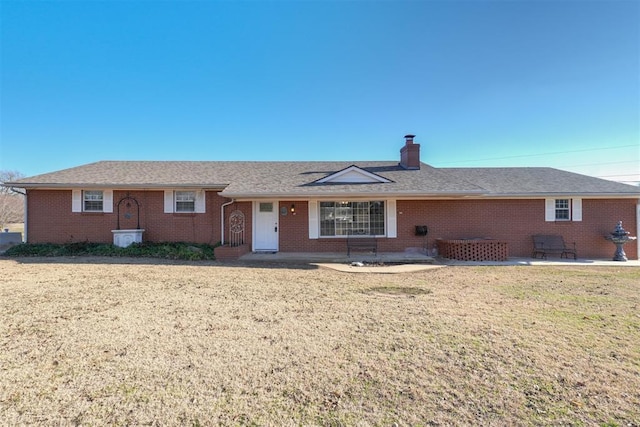 single story home with a front lawn