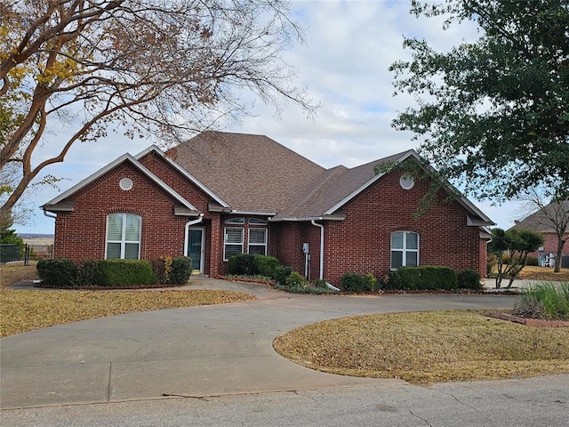 view of front of property with a front lawn