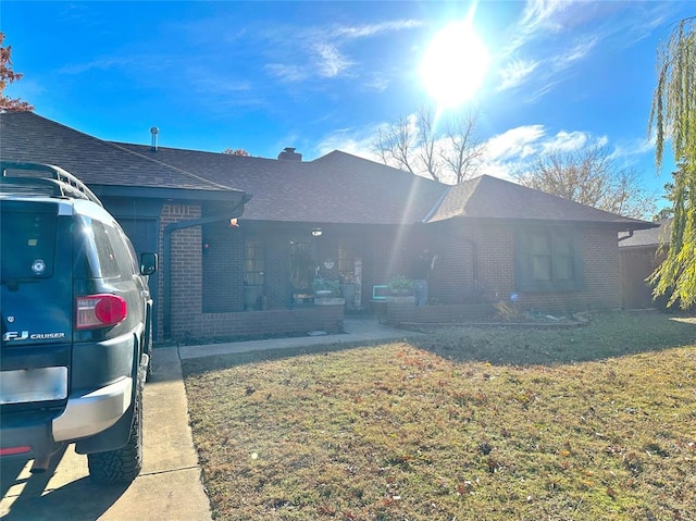 view of front of property featuring a front yard