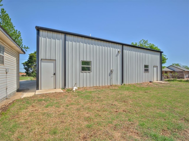 view of pole building featuring a yard