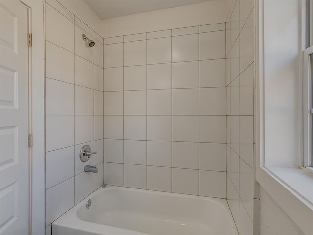 bathroom with tiled shower / bath