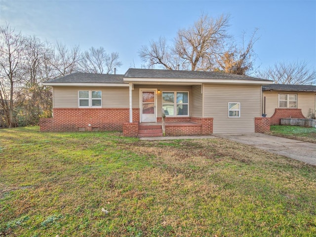 single story home with a front lawn