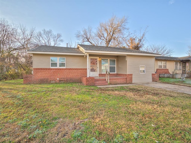 single story home featuring a front lawn