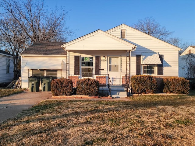 view of front of property with a front yard