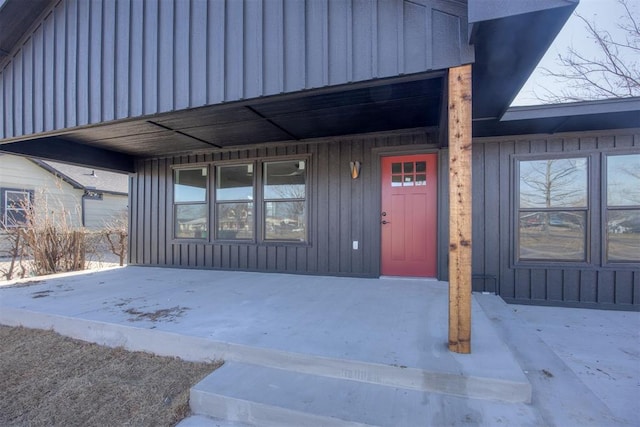 property entrance featuring covered porch