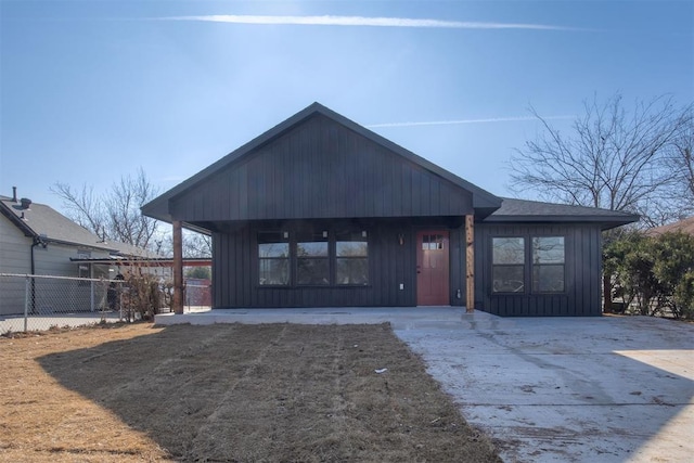 view of modern farmhouse style home