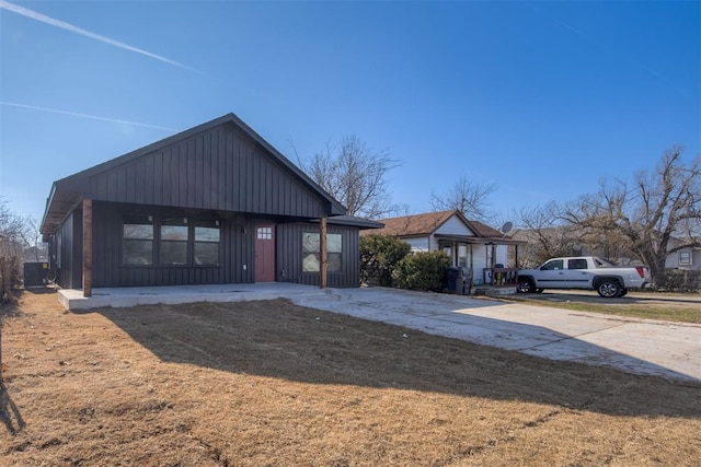 view of front of property featuring central AC and a front lawn