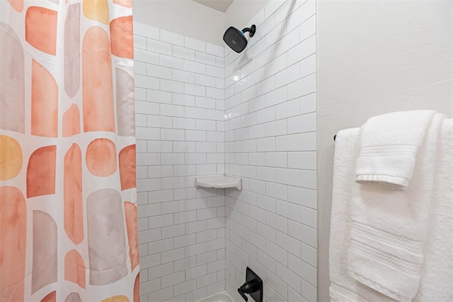 bathroom featuring shower / tub combo