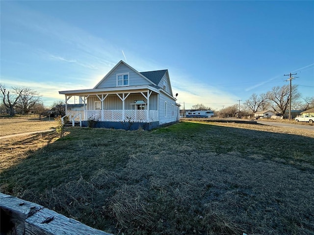 farmhouse featuring a porch and a front yard