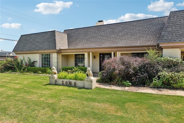 view of front of home featuring a front lawn