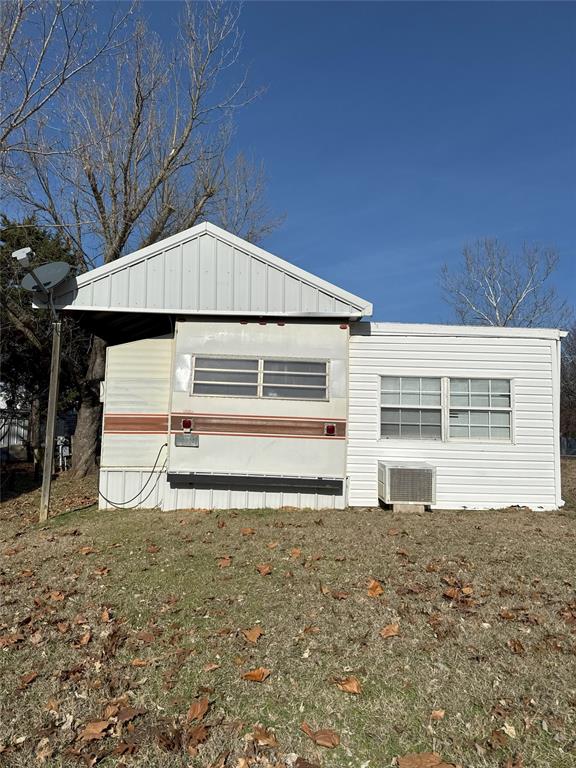 exterior space featuring a front yard