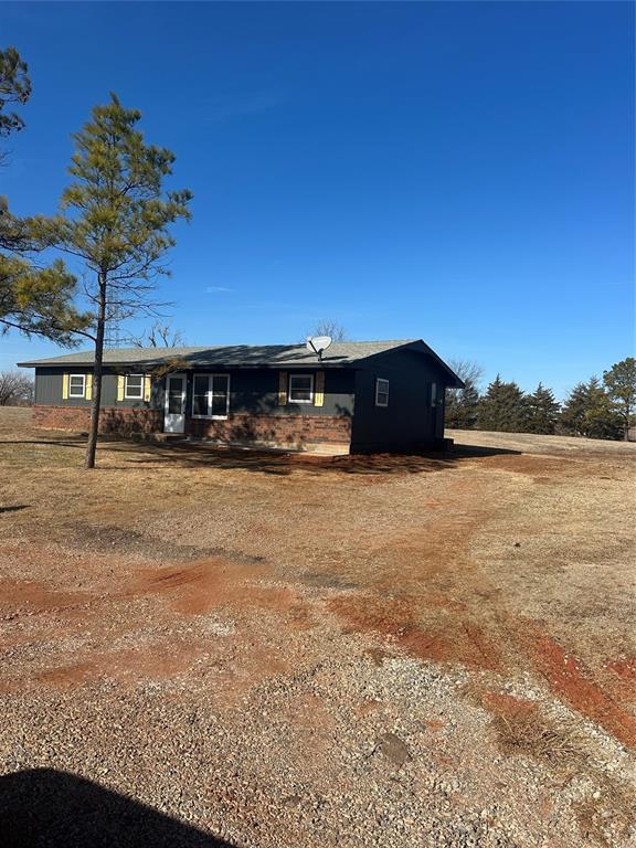 single story home with a front lawn