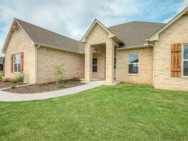 view of front of house featuring a front yard