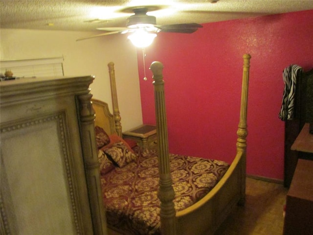 bedroom featuring ceiling fan and a textured ceiling