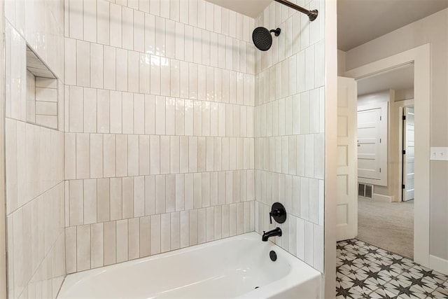 bathroom with tiled shower / bath