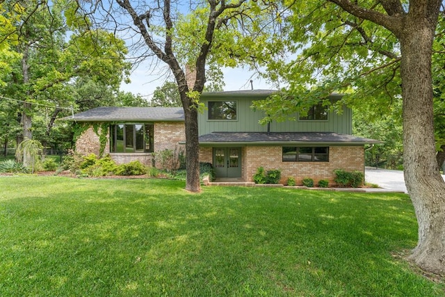 tri-level home featuring a front lawn