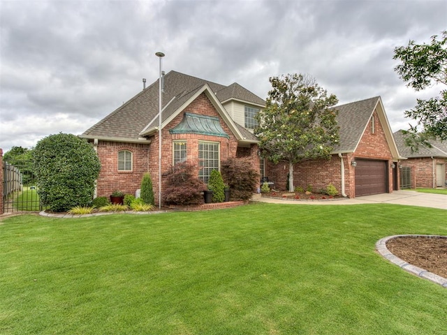 view of front of property featuring a front yard and a garage