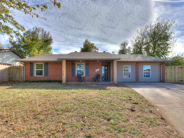 ranch-style house featuring a front yard