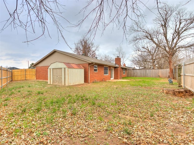 view of yard featuring a storage unit