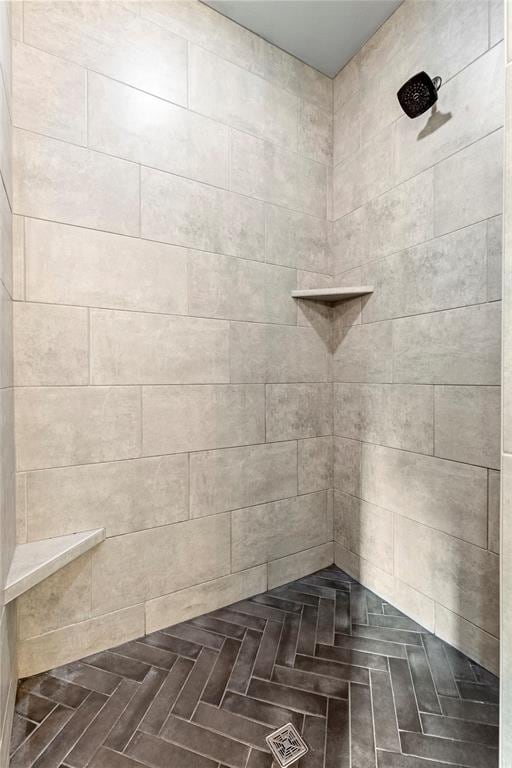 bathroom featuring tiled shower