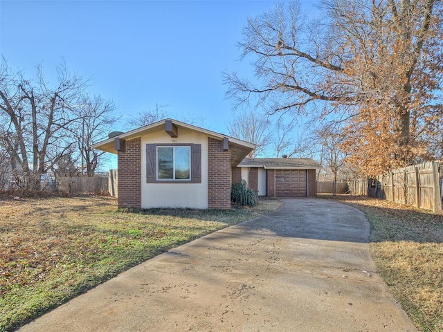 view of front facade featuring a garage and a front yard